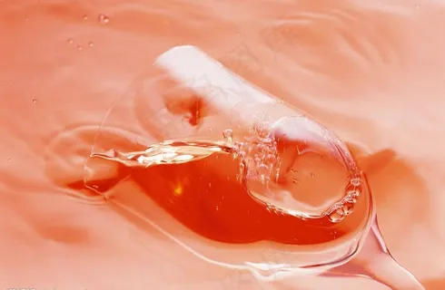 水中的酒杯图片