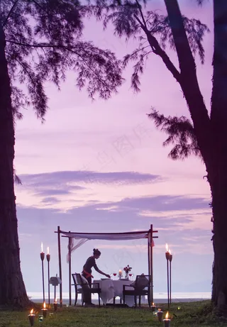 海滩上的餐厅图片