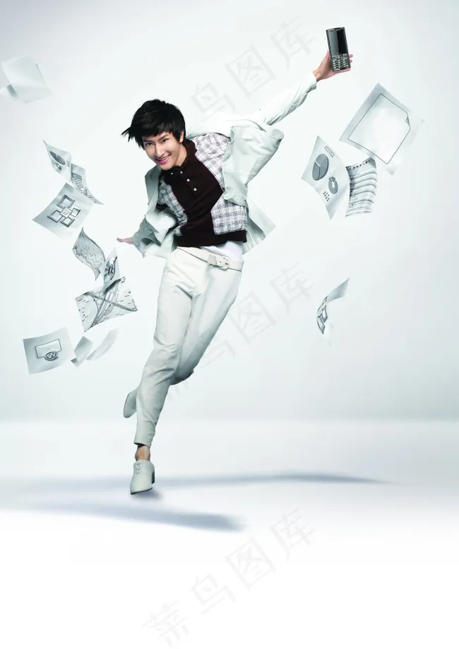 智能音乐手机白衣男模白色背景海报(4961X7016(DPI:300))psd模版下载