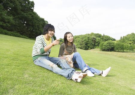 草地上的时尚青年情侣图片