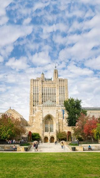 蓝天白云下的城堡高清摄影图片