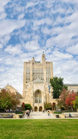 蓝天白云下的城堡高清摄影图片