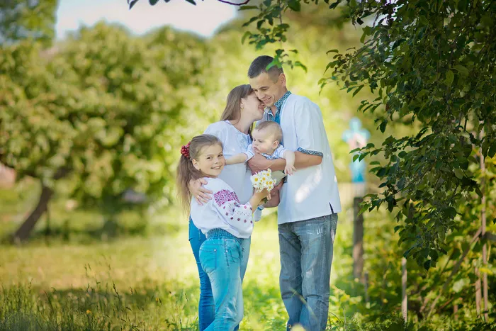 温馨幸福家庭草坪草地父子母子亲子关爱玩耍超大超高清图片