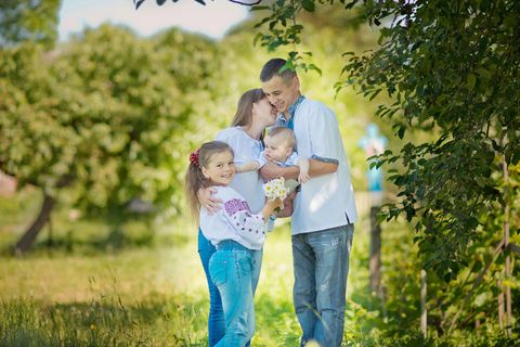 温馨幸福家庭草坪草地父子母子亲子关爱玩耍超大超高清图片