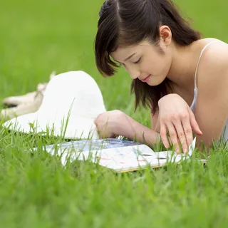 趴草地上看书的美女图片 趴草地上看书的美女图片