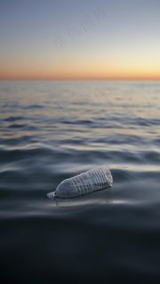 海面上的漂流瓶高清摄影图片