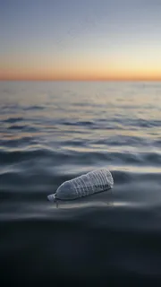 海面上的漂流瓶高清摄影图片 海面上的漂流瓶高清摄影图片