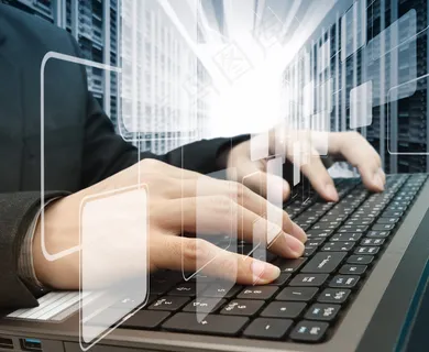 在笔记本电脑上打字男性手