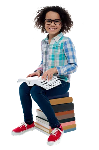 坐在书本上看书的小孩图片