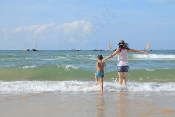 海边母子图片