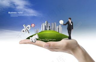 手中草地上的商务男士和百分号