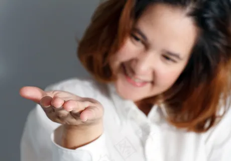 快乐的年轻生意的女人肖像 快乐的年轻生意的女人肖像