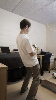 拿手柄玩游戏的人高清摄影图片