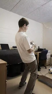 拿手柄玩游戏的人高清摄影图片