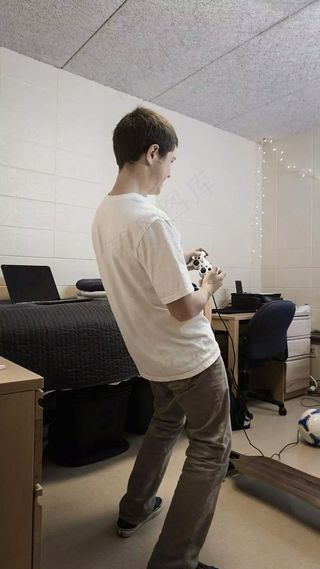 拿手柄玩游戏的人高清摄影图片