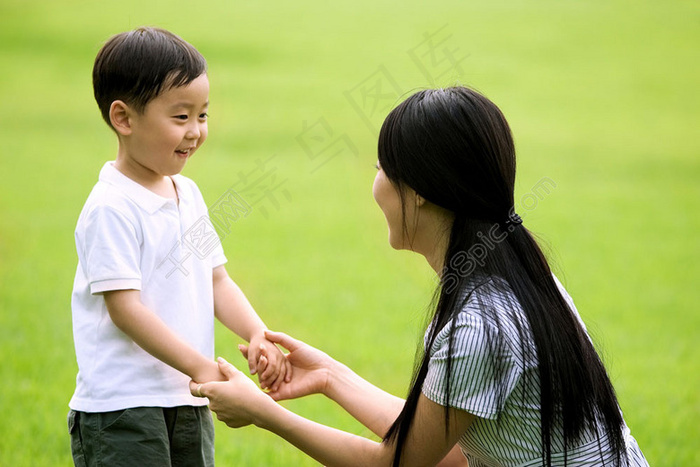 草地上的母子图片