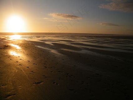 夕阳下的海滩图片