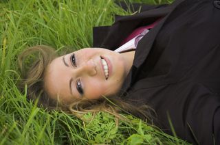 躺在草地上的美女图片