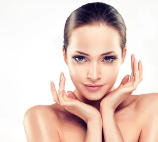 双手捧脸的美女图片