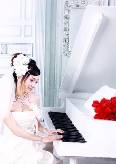 婚纱 钢琴 美女 新娘造型 摄影店...