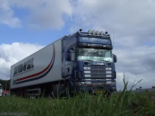 草地上的大型货车图片