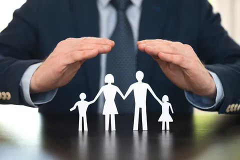 手拿储钱罐金币货币 理财保障商务金融财富增长主题