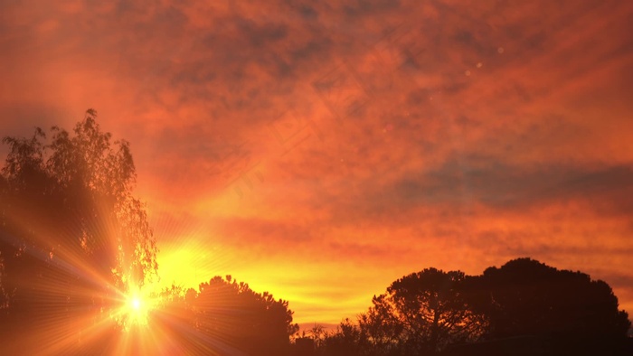 早晨的云雾运动背景的橙色光线 视频...