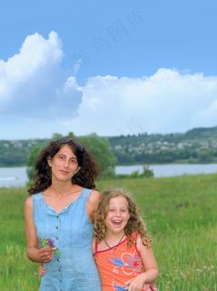 快乐的女儿和她母亲的肖像