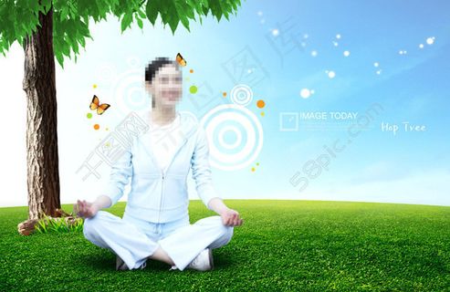 草地上的瑜伽美女