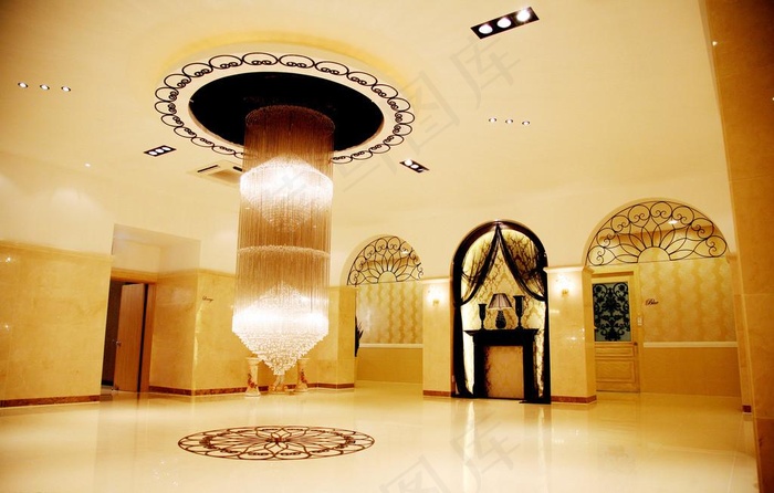 大厅吊灯与空间环境图