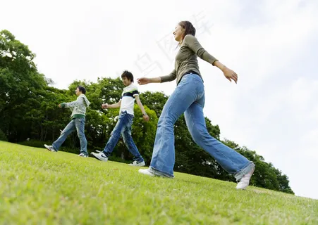 草地上的男生女生图片 草地上的男生女生图片