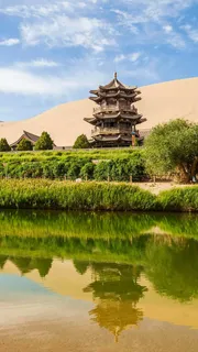 蓝色天空下古塔水中倒影高清摄影图片