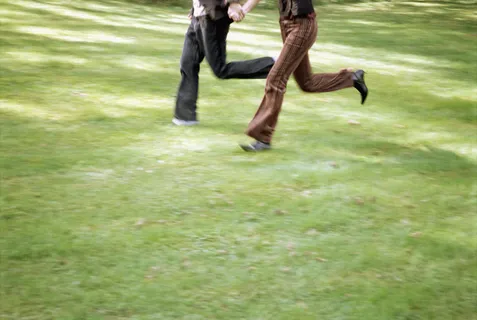 草地上奔跑的情侣图片