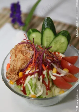 炸鸡蔬菜沙拉图片