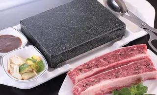 火山岩烧安格斯去骨牛小排图片