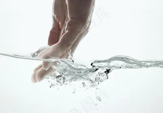 手拨起的动感水花水珠图片