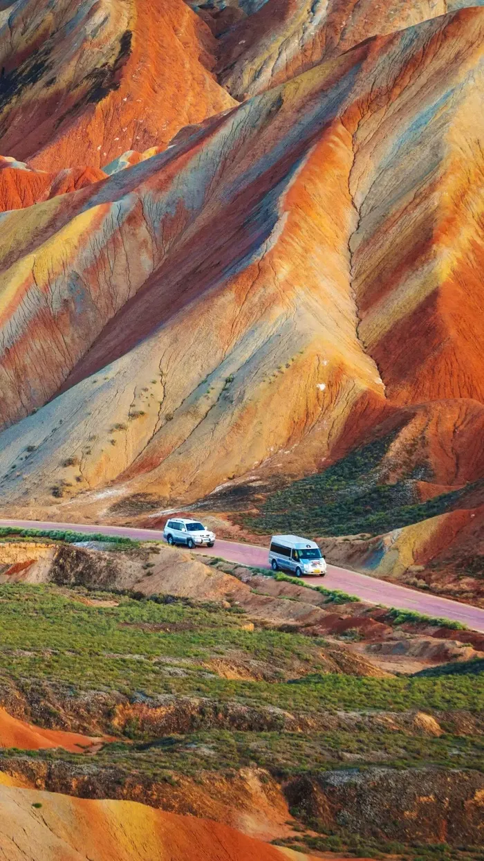 荒漠公路上行驶的车高清摄影图片
