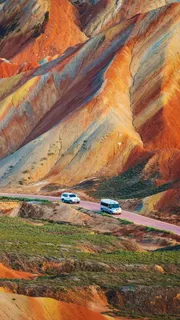 荒漠公路上行驶的车高清摄影图片