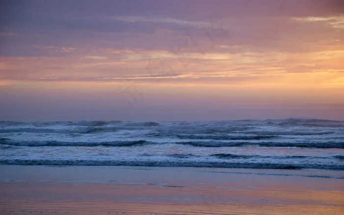 晚霞中的海滩图片