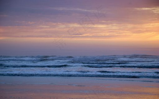 晚霞中的海滩图片