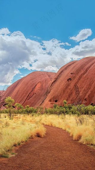 蓝天白云下的山高清摄影图片