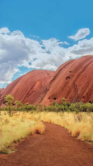 蓝天白云下的山高清摄影图片