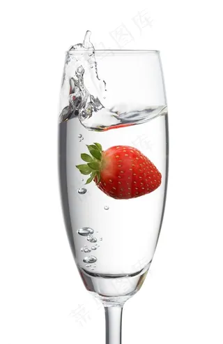 落入杯中的草莓图片
