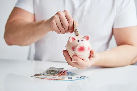 手拿储钱罐金币货币 理财保障商务金融财富增长主题 手拿储钱罐金币货币 理财保障商务金融财富增长主题