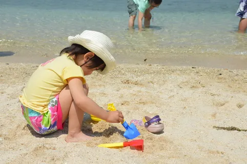 海滩儿童玩沙图片 海滩儿童玩沙图片