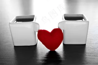 两杯咖啡与红色的心