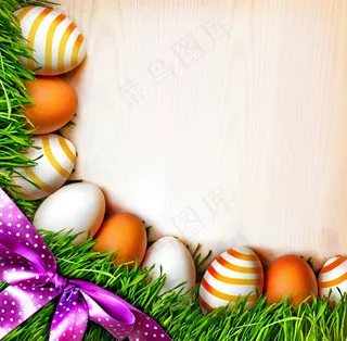 草地上的彩蛋图片
