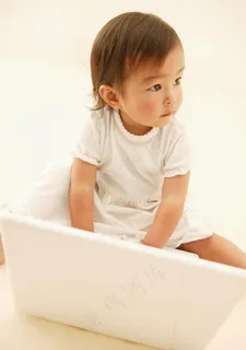 玩玩具的小女孩图片