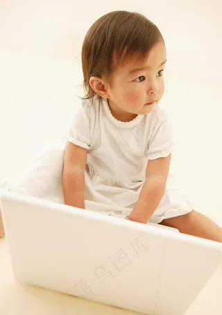 玩玩具的小女孩图片