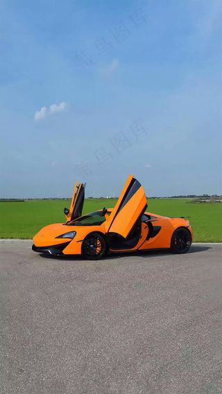 蓝天下的黄色跑车高清摄影图片